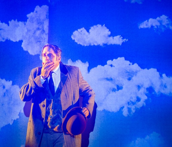 יואב הימן (מתוך ההצגה "האיש שחשב שאשתו היא כובע")