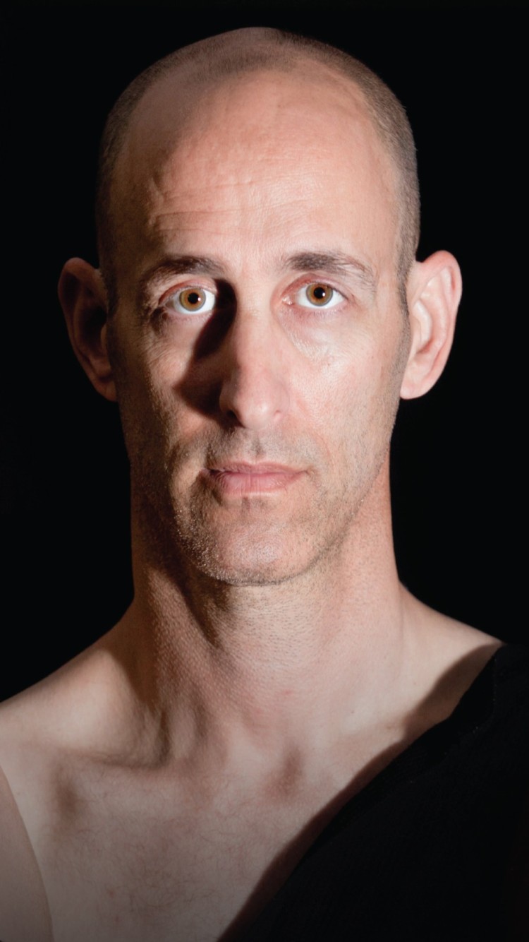 ניר רון (מתוך ההצגה "הזהו אדם")