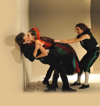 מתוך ההצגה "תעלולי סקפן" (צילום: גדי דגון)